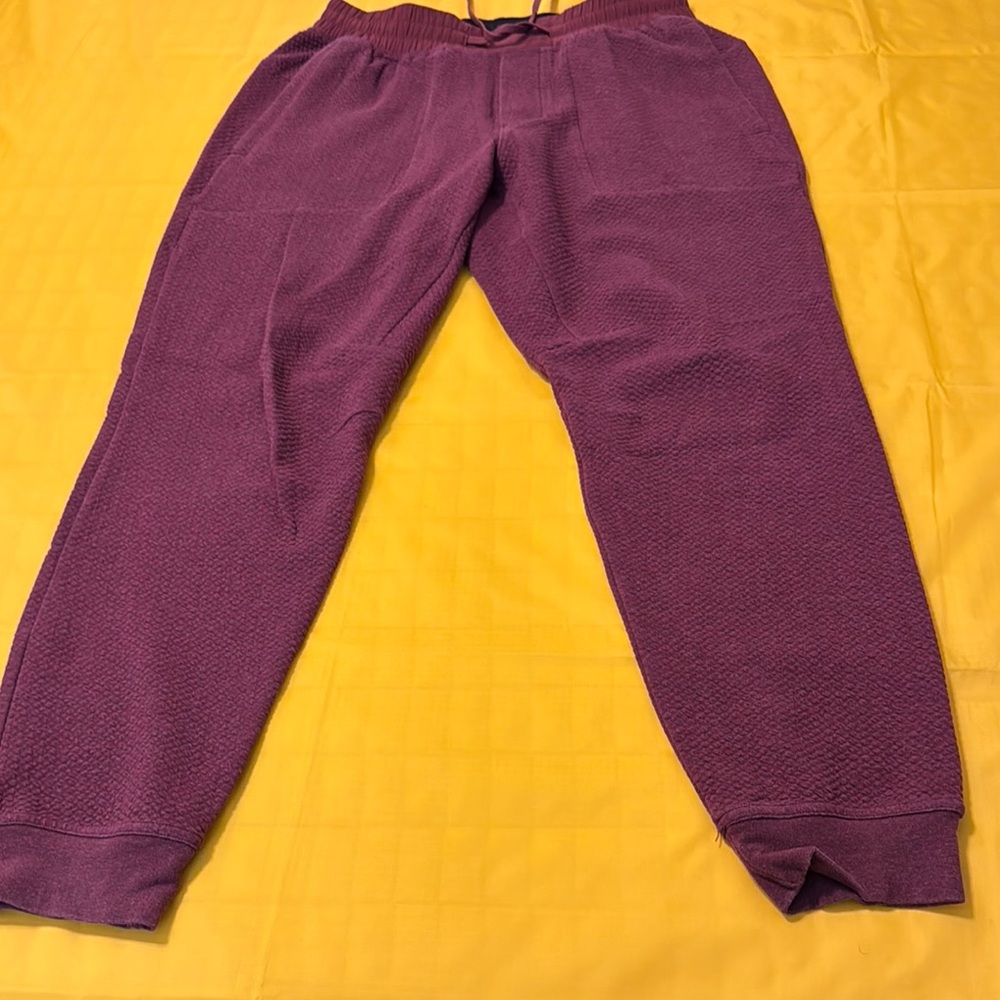 Lululemon burgundy joggers(Medium) great pre-owned condition.